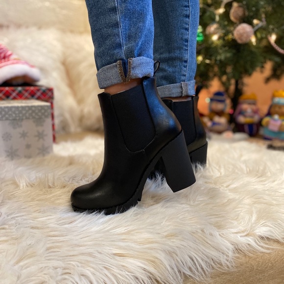 Women Faux Leather Chelsea Ankle booties - Picture 2 of 8